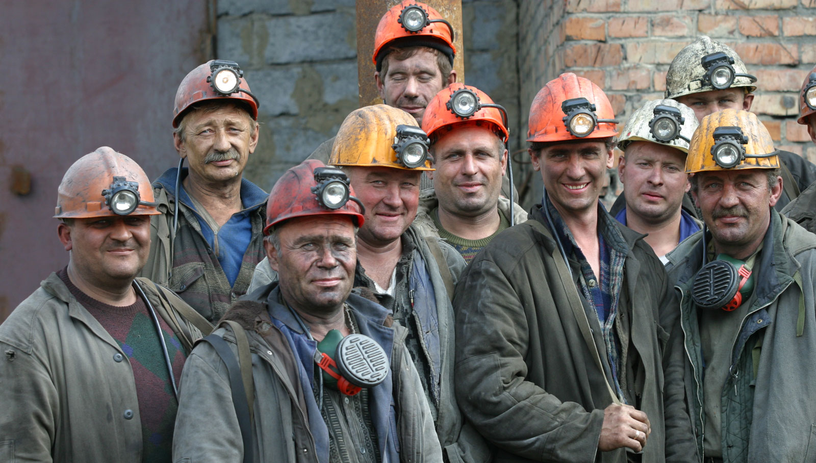 картинка с группой шахтеров